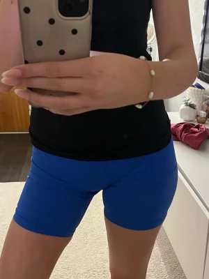 Relode tränings shorts  - Säljer dessa skit snygga träningsshorts från relode!! Har jätte skönt material och sitter super fint. Är i storlek . och är mörkblå! Kommer ej till användning längre. Perfekta gym shortsen!💞💞