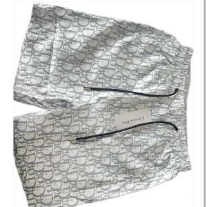 DlOR Badshorts - Snygga vita badshorts från DlOR. Sorlek M. Perfekta för sommaren när du vill sticka ut med lyxig streetstyle. 