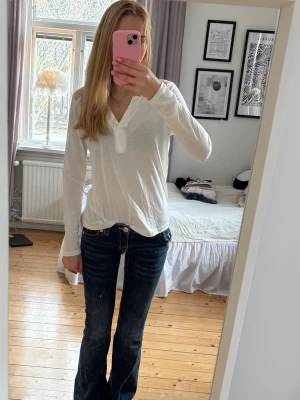 Vit långärmad topp med spetsdetalj - Vit topp med spetsdetalj från Vero Moda i storlek S. Fint skick, inga skador💕