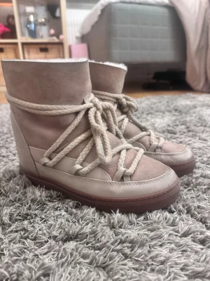 Beige moon boots med snörning - Fina inuukis ny pris 3000kr, det är i bra skick då det används sparmsamt men det är lite fläckar ifrån jeans som lite av dem syns i tredje bild men det ska nog man kunna tvätta bort därav pris, det är inte heller ”riktiga” sulor i då jag bytte ut dem!❤️ 