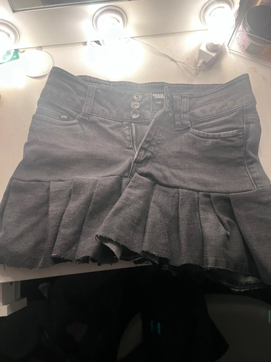 Grå jeanskjol med volang