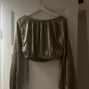 B lus med knyt och långa ärmar - Guld/ khaki/ beige blus med knyte i ryggen 🤎