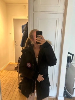 Canada Goose jacka - Säljer denna jackan som jag fått i present. Vet tyvärr inte vad modellen heter men den är äldre. Storlek XXS/G, jag är 162. Lång i modellen