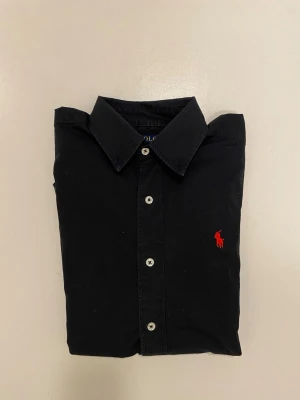 Svart Ralph lauren skjorta - Svart Polo Ralph Lauren skjorta //  Storlek S //  Slim fit //  Mycket bra skick //  Skriv vid minsta fråga eller fundering🤝