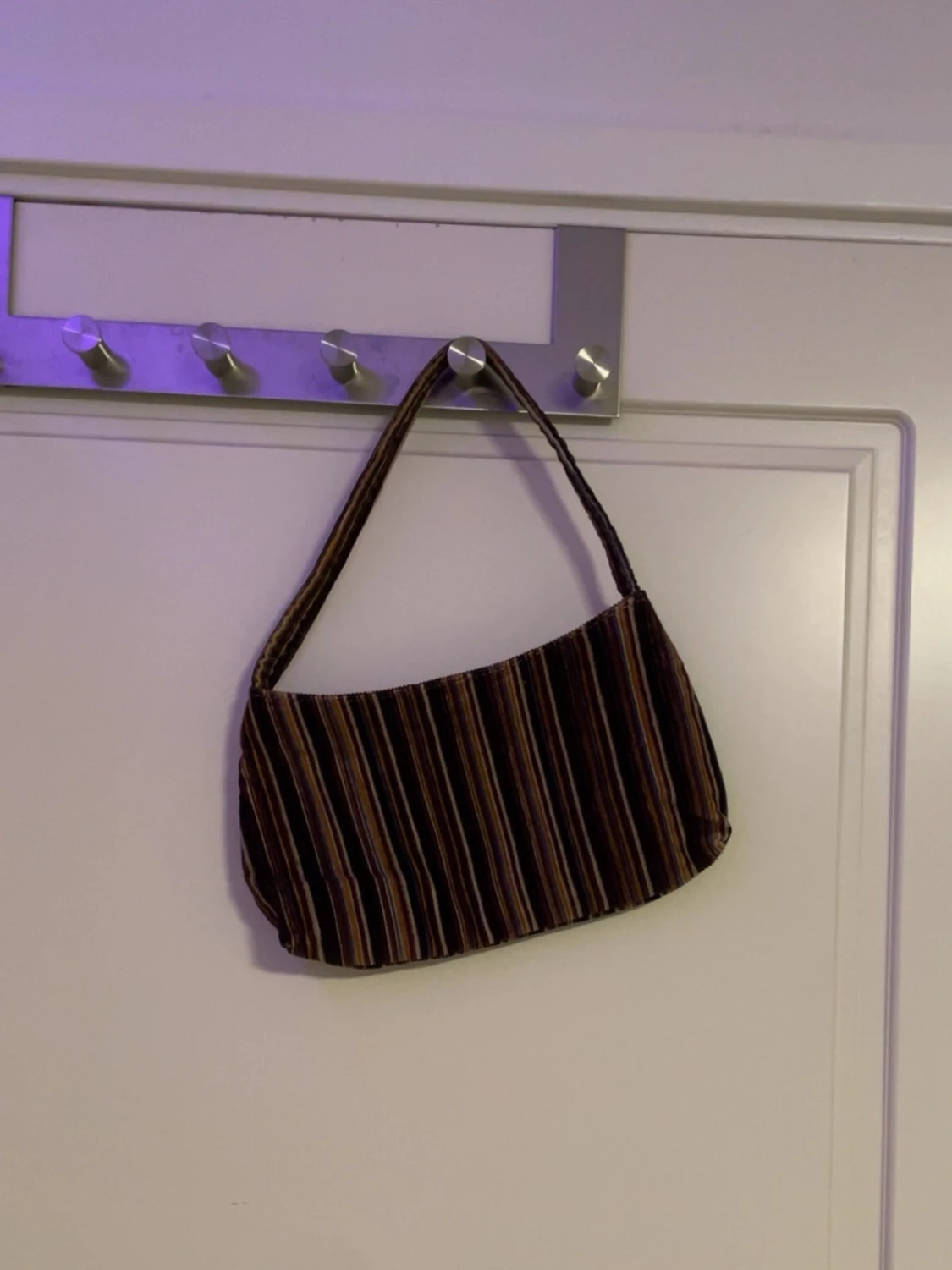 Randig brun handväska i tyg