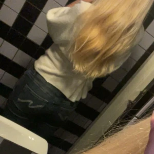 Mörkblå jeans  -  mörkblå lågmidjade bootcut jeans 