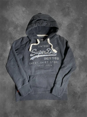 Superdry hoodie - En fet superdry hoodie som är i bra skick.