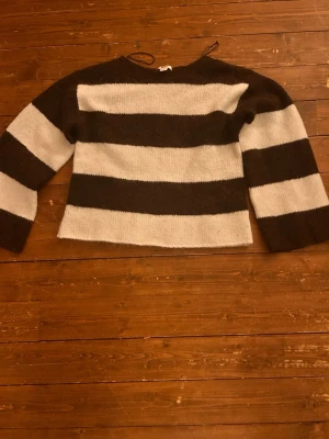 Randig stickad tröja Gina Tricot - Mysig stickad tröja från Gina Tricot i storlek 158/164. Tröjan har breda horisontella ränder i brunt och vitt, lång ärm och en relaxed fit. Perfekt för dig som gillar en enkel men ändå snygg look, pris kan diskuteras 💕💕
