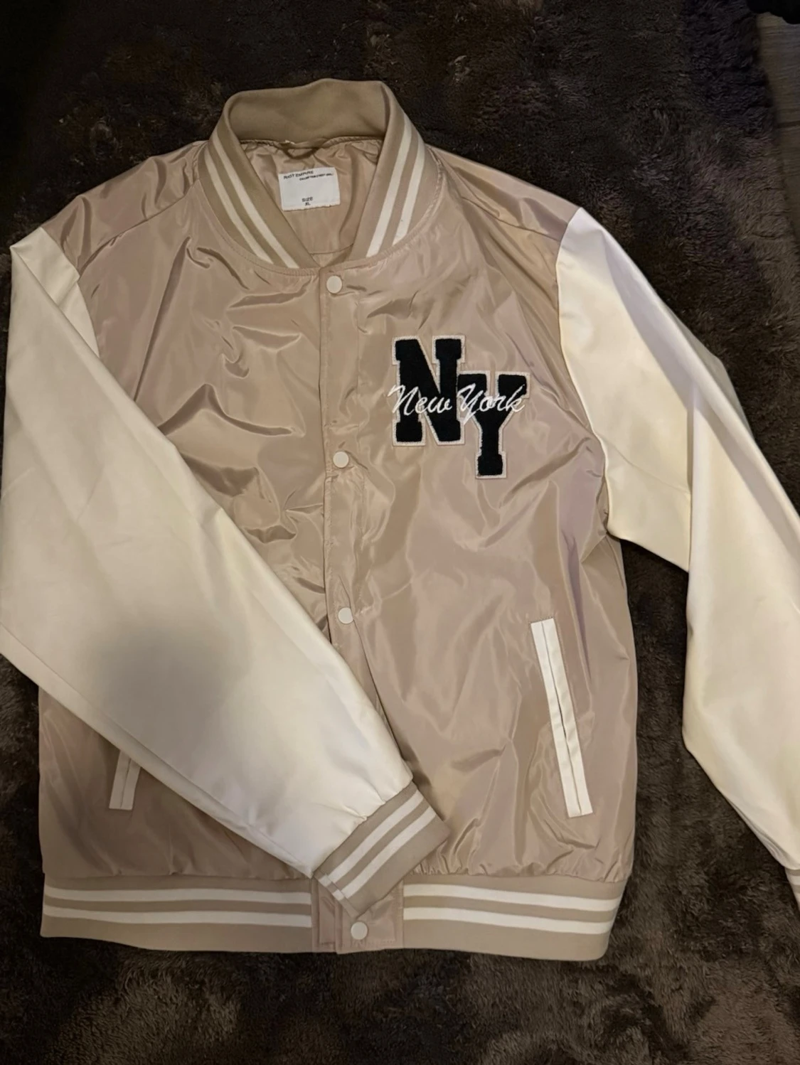 Beige och vit bomberjacka Riot Empire XL