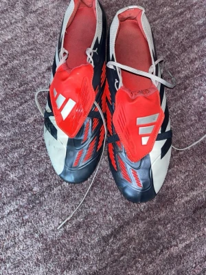 Adidas Predator Bellingham + skor - Säljer ett par Adidas Predator Bellingham skor. En av dom skönaste och helt enkelt bästa skorna för kontroll. Syntet läder med grip-thins som får bollen att fastna. Nypriset var 3400 för det är samma skor som proffs har. Priset går att diskuteras är inte tjurig😉