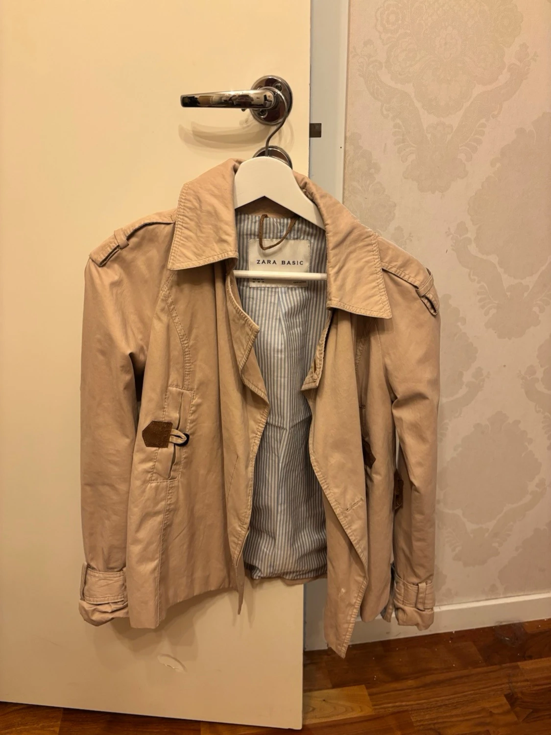 Kort beige trenchcoat med knappar - 2