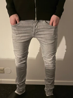 Dondup George jeans - Ett par riktigt snygga Dondup jeans i grå färg. Näst intill nytt skick‼️  Modell: George!  Size: W32     Modell runt 179cm, 70kg. 🔹 Hör av dig vid frågor eller funderingar🙌🙏