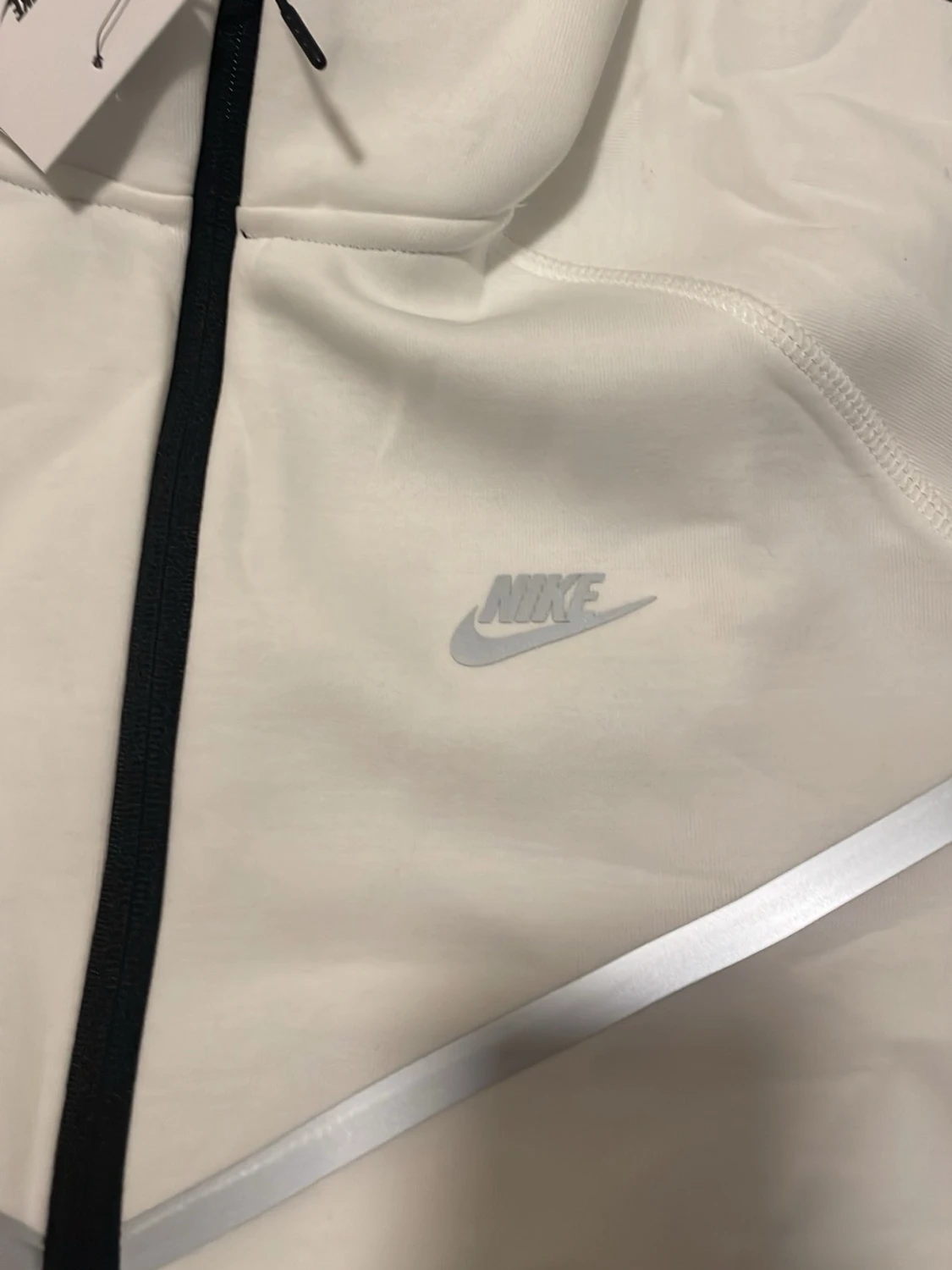 Vit Nike hoodie med reflexdetaljer - 2