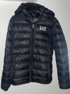 Snygg svart EA7 jacka  - har ett hål men lätt att fixa 174 cm i storlek 