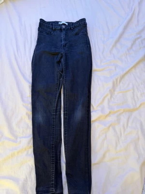 Mörkblå Molly skinny jeans - Säljer ett par mörkblå Molly jeans från Gina Tricot i skinny fit. Hög midja, klassisk femficksmodell och stretchigt jeansmaterial. Perfekta till sneakers eller boots och riktigt sköna att bära hela dagen.