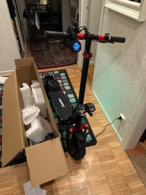 Elscooter - Säljer en elscooter från Ecoride i svart med röda detaljer. Scootern har breda däck, digital display på styret och laddas via eluttag. Medföljer originalkartong och skyddande emballage. Perfekt för smidig transport i stan.