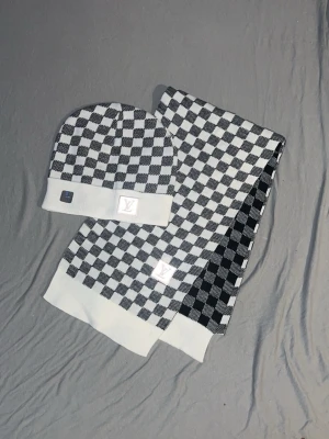Cool dubbelsidig schackrutig Mössa och scarf från Zara - Oanvänt helt ny 