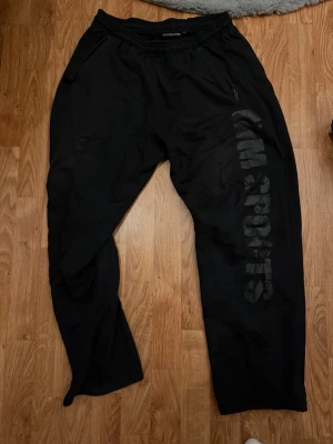 MM Sports byxor - Säljer ett par svarta gym byxor. Dom är solbrända vilket gör att dom tappat färg och dom har ett litet fel vid knytning men inget av detta påverkar användandet av dom. Pris går att diskutera. Nypris 599.