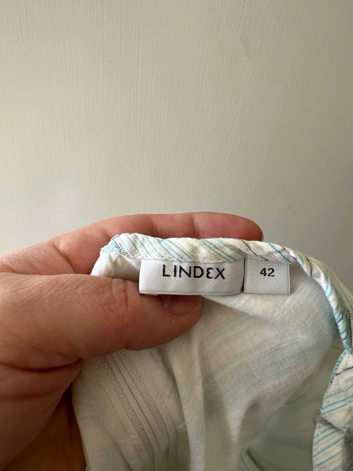 Randig sommarklänning med smala axelband - 5