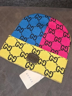 Mössa  - Helt ny mössa med lapp på. Priset är satt och kommer inte att sänkas. Hör av er vid frågor. 