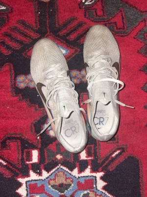 Nike CR7 Mercurial fotbollsskor - Säljer ett par Nike CR7 Mercurial elite fg från unisport. De är använda i en månad ungefär och har inga direkt slitningar. Endast smutsiga.