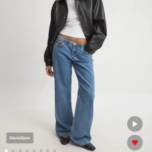 Blå raka jeans med låg midja - Low waist raka jeans från nakd. Nypris 699kr. Säljer för 250 då dem inte kommer till användning. Kan skicka egna bilder om det önskas. Jeansen är i väldigt fint skick. Storlek 36/S