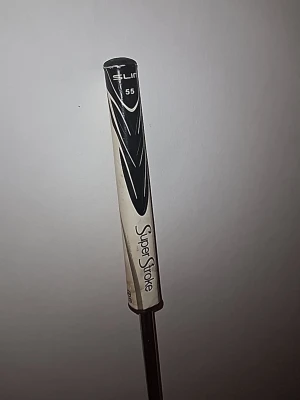 Golfputter Super Stroke Slim 3.0 - Golfputter med svart och vit Super Stroke Slim 3.0-grepp. Skaftet är metallfärgat och klubban har en klassisk putterform. Perfekt för dig som vill ha bättre grepp och kontroll på greenen.