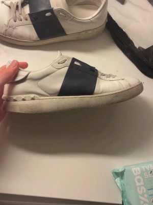 Valentino Opens skor - Säljer dessa feta valentino Opens. Skicket är okej då det är två hål under skorna, men dem är limmade och är inga bekymmer. Allt medföljer (dustbag, skoboxen osv.) skriv vid funderingar och pris kan diskuteras✍️