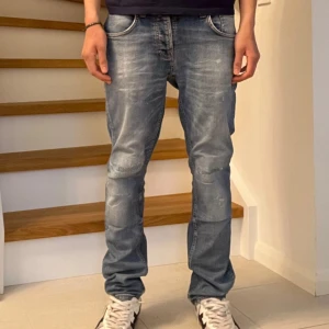 Nudie Jeans - Nudie jeans i modellen grim tim, jeansen har blivit proffesionellt lagade hos nudies butik och därmed har väldigt unika och autentiska slitningar! Storlek W32 L30, men passar mig som vanligtvis bär W30! Nypriset ligger på 1600kr. Hör gärna av dig vid frågor eller funderingar!