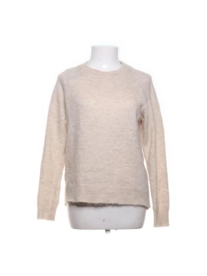 Beige stickad tröja - Enkel och stilren beige stickad tröja med rund hals och långa ärmar. Tröjan har en rak passform och ribbstickade muddar vid ärmslut och nederkant. Perfekt för lager-på-lager och passar till det mesta. Materialet känns mjukt och värmande.🥰tröjan är i ull och mohair