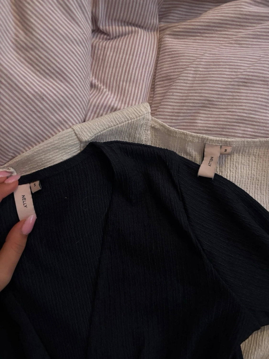 Ribbad omlottopp i vitt och blå  - 2