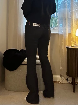 Svarta cheap Monday low waist bootcut jeans  - Säljer dessa svarta weekday/cheap monkey jeans då de ej kommer till användning längre💕 Storlek 29/32 och passar mig som vanligtvis har S och är 168cm lång