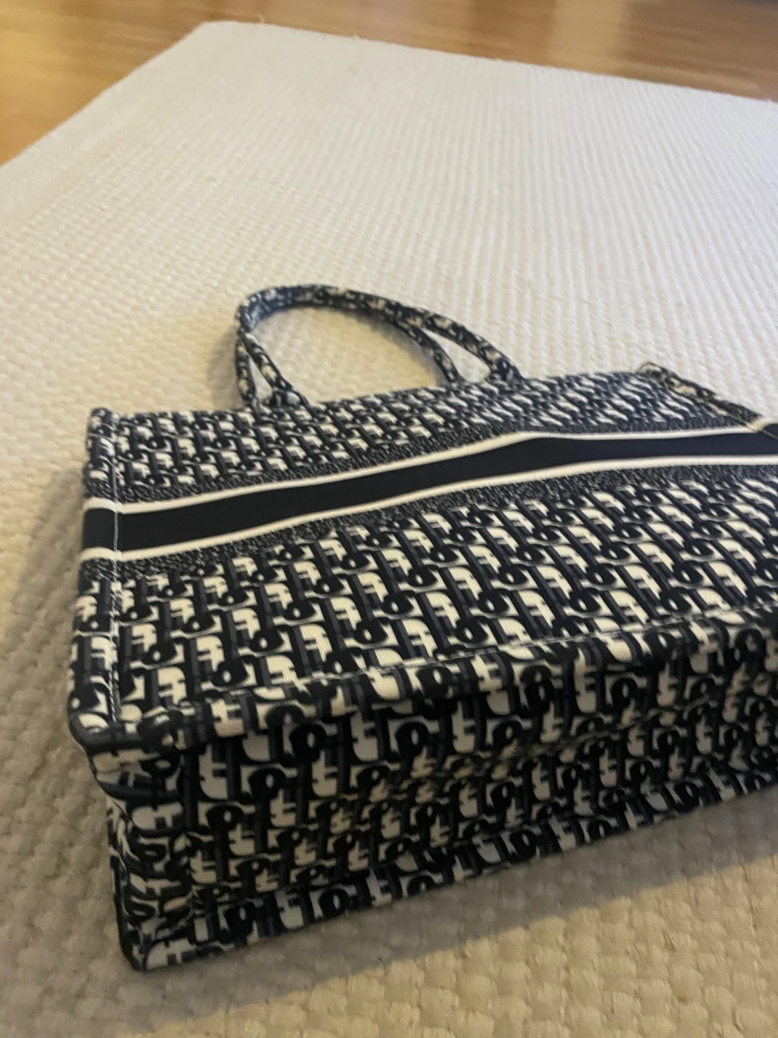 Svartvit shoppingväska med mönster - 1