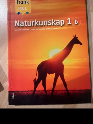 Frank Gul Naturkunskap 1b - Lärobok i naturkunskap för gymnasiet, Frank Gul Naturkunskap 1b. Omslaget är orange med en siluett av en giraff mot en solnedgång. Boken är tryckt av Liber och innehåller teman som hållbar utveckling, celler och gener samt livsstil och hälsa. Fint men använd skick