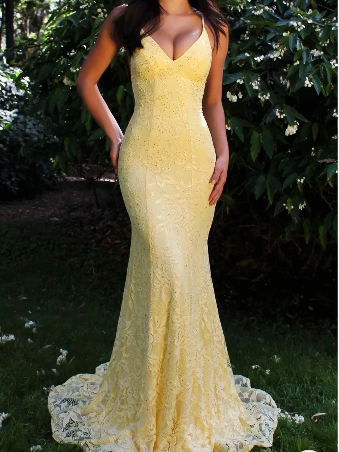 Gul lång spetsklänning med snörning (balklänning) - 1
