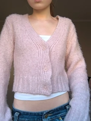 Ljusrosa kofta - Väldigt söt och fluffig. Nästan oanvänd 