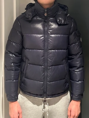 Moncler maya - Puffer  - Säljer en Moncler Maya-dunjacka i storlek 2 (storlek M) Jackan är använd men i praktiken som ny och helt utan skador eller slitage. Kvitto finns inte kvar, men originalpåsen medföljer. Perfekt för dig som vill ha en kvalitetsjacka till ett bättre pris. Finns att hämta i Göteborg eller skickas till där du bor.   Fler bilder eller frågor är det bara att skriva??