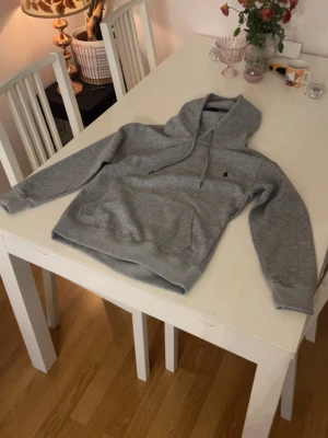 Ralph lauren hoodie - Väldigt skön och tjock Ralph lauren hoodie i grå färg, passar bra med allt. Bra passform och ser väldigt bra ut 