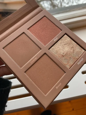 CAIA Face Palette Classy - Säljer en CAIA Face Palette i Classy. Endast använd ytterst fåtal gånger. Plasten på spegeln och kartongen till paletten finns kvar💕ord pris på hemsidan är 495kr💕