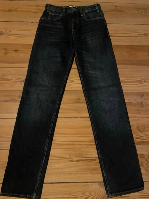 Mörkblå raka jeans från Zara  - Klassiska raka jeans i mörkblå tvätt. Jeansen har normal midja och är tillverkade i slitstark bomullsdenim. Perfekta för en avslappnad och tidlös stil. Jeansen är i bra skick inte använda särkilt mycket. Pris kan diskuteras 