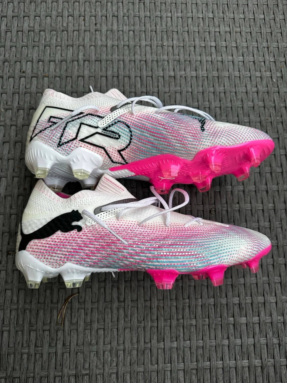 Vita och rosa Puma fotbollsskor - 2