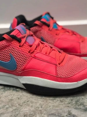 Ja 1 fuel - Ja 1 fuel basketskor, i väldigt fint skick de är dock lite slitna i hälen men det gör inget. Annars jätte fina och bra att hoppa med och spela i. Jag använder dom inte mer då jag köpt nya skor