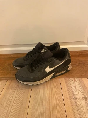 Nike Air Max 90 - Nike Air Max 90 | Svart/Vit/Grå | EU 43   Skicket är helt okej, slitna hälar inuti (känns inte alls när de är på) och ena hälen är rätt sliten på utsidan, vilket man knappt tänker på. Annars är de fina efter en snabb tvättning. 🙌