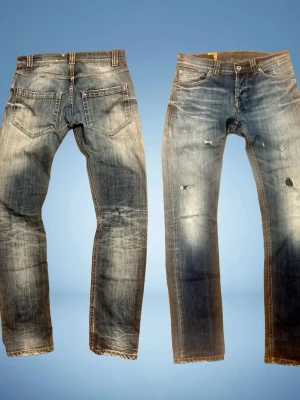 Dondup jeans - slim fit faded jeans med slitage - Säljer dessa extremt feta dondup slim fit jeans med skön denim fade och feta naturliga slitage. Jeansen iär antingen 31/32 eller 31/30. De är i mycket bra skick . Enda deffekt syns på sista bilden där en lapp inuti jeansen gått bort (syns ej när du har på dig de). Bara att skriva vid minsta fundering!