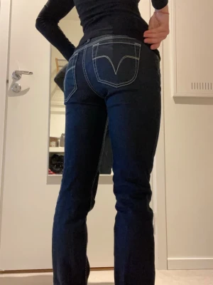 Lågmidjade Diesel jeans Liv 30/32 - Säljer mina mörkblå dieseljeans i storlek W30 L32 för att de är för stora. Köpta på Vinted, väldigt bra skick och har själv bara använt 2 gånger. Stretchigt bekvämt material.  Midja ca 40 cm Midja till gren ca 20 cm Innerbenslängd ca 80 cm Längst ner ca 18 cm per ben