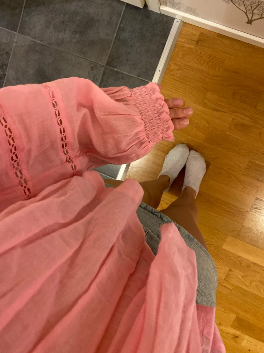 Rosa volangblus med spetsdetaljer - 1