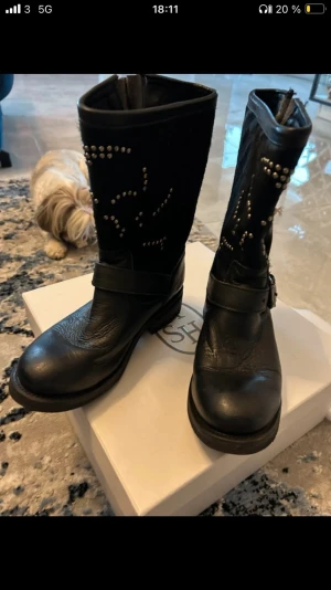 Coola kängor med fejkpäls och nitar - Supersnygga boots, perfekt för festkvällar. Köpte på Vinted men de är inte riktigt min grej så har inte använt dem. De är märket Ash enligt säljaren på Vinted, har dock tagit av lapparna men ska se om jag hittar dem ifall nån vill köpa. 