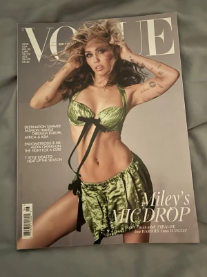 Vogue British June 2023 (Miley Cyrus) - Säljer för 200, köper du alla tidningar jag har kan du få dem för 2000 eller 3 för 500<3