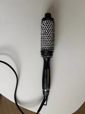Björn Axén värmeborste - En Björn Axén värmeborste (Björn Axén Tools Magic Style Brush Pro) i storleken 38 mm. Den är knappt använd och ser helt ny ut. Den fungerar absolut som den ska och ger ett fint stylat hår med volym!✨