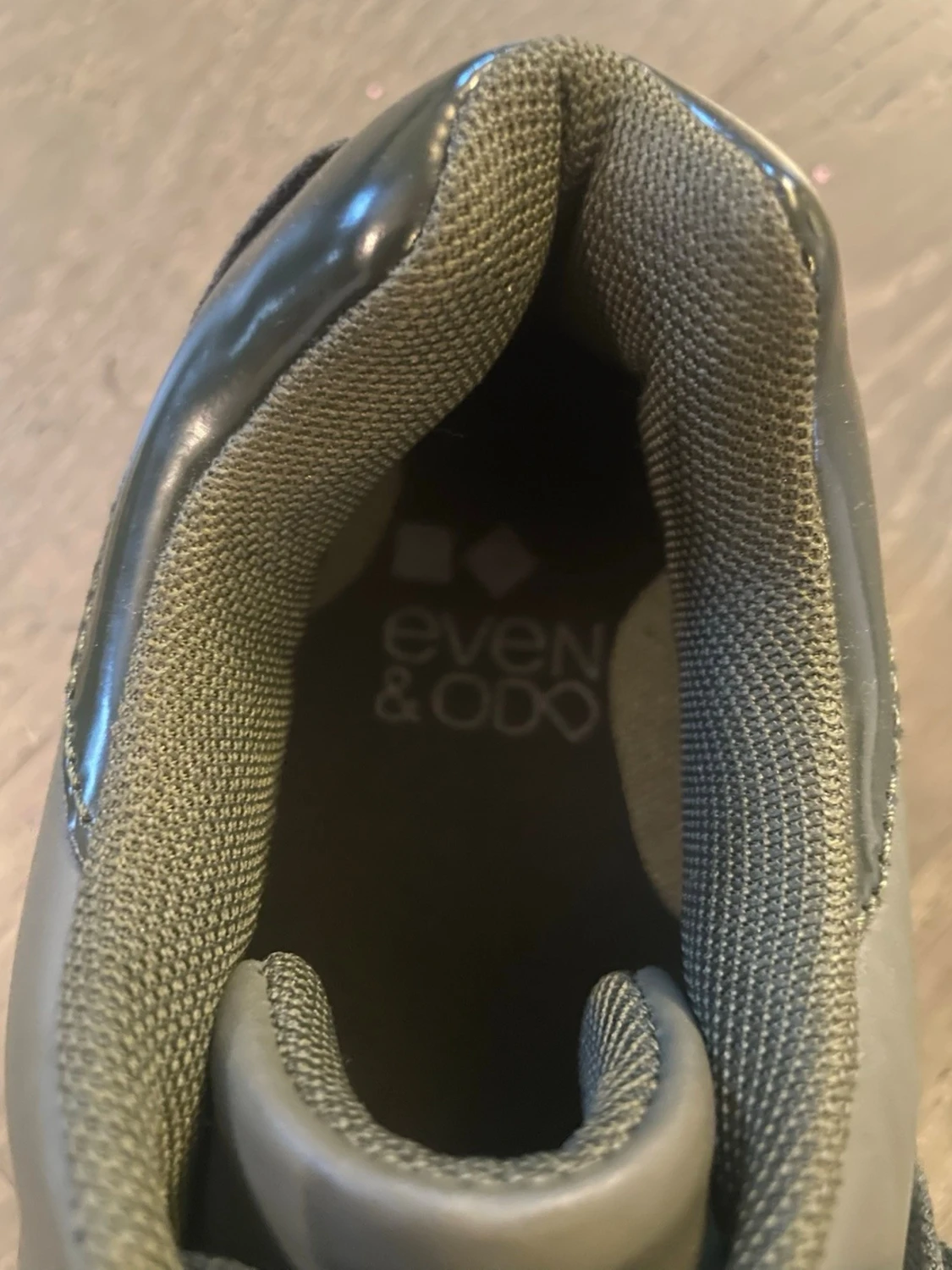 Gråa sneakers med vit sula - 3